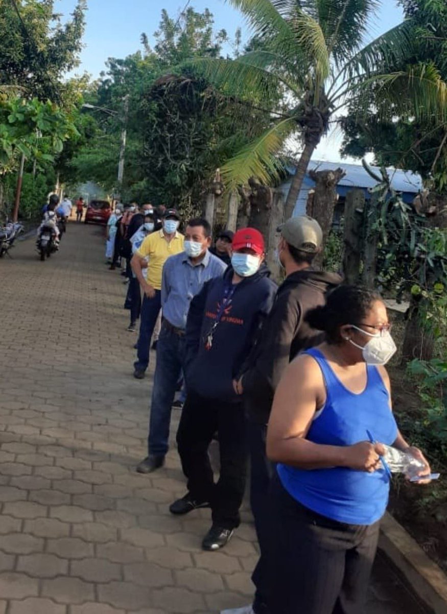 Ciudanos de Ticuantepe ejercen su derecho al voto.
#EleccionesSoberanas2021
#TodosJuntosVamosAdelante
#JuntosDefendiendoLaPaz