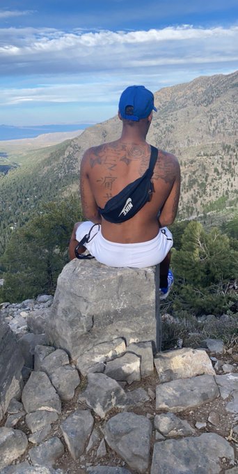 Turn my back on shit that&rsquo;s not for me!!! Then laugh cause I&rsquo;m still happy BEING ME! are you happy with<a href="/tag/whenthebottomisdaddyasf"class="tags"><span>#whenthebottomisdaddyasf</span></a>