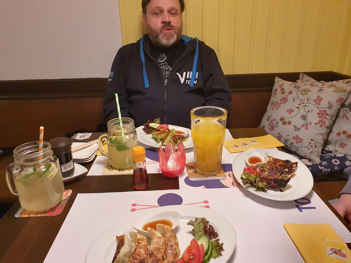 Mikeschova's tweet photo. #lifeidgood im Tokio Dining mit @schulzbo und $kind https://t.co/y3BDKtQGPz