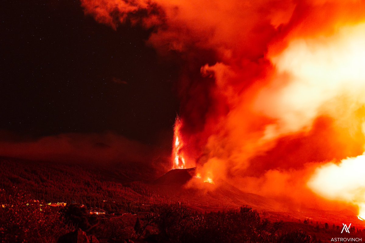 AstroVinch's tweet photo. Between hell and heaven 🌋
#LaPalmaEruption https://t.co/isXotHXwdd