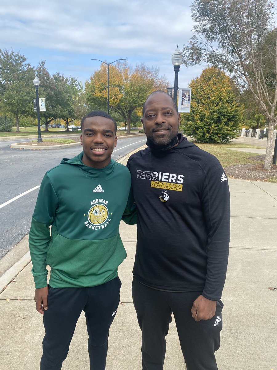 patrickgreen027's tweet photo. Thankful for an amazing unofficial track &amp; field visit with Wofford College @wocoruns. And really enjoyed learning about the program from Coach Johnny Bomar and a few awesome Terrier athletes. @FightinIrishTF @MilesplitGA @scmilesplitus @GATFXCCA @usatf @GreentheCoach https://t.co/E3zCwJJmgW