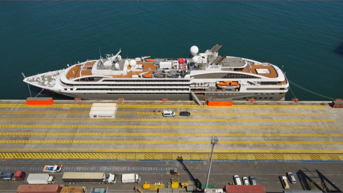 alanfire6's tweet photo. Puerto de San Antonio: Tras dos años sin arribo, debido a la Pandemia del COVID-19, se registró la Primera recalada de un Crucero al muelle Costanera 1 de DP World de San Antonio @ELTIEMPOCHV @Off_Valpo @Capuertovalp @iMetGeo @elpuertodechile @provinciasanan @TurismoSaiTour https://t.co/tGrZLlCH8T