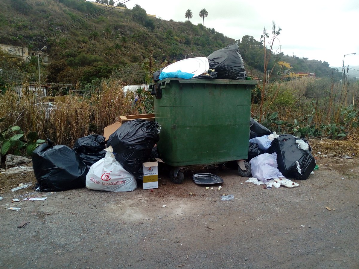 JEO91505121's tweet photo. @JorgeBlan 
@PSOE_SB 
@ANDOSataute 
La Angostura,al Señor del local de las fiestas hay que ponerle mas contenedores o decirle que la basura no es fuera del mismo,ya que termina desperdigada,y así siempre. https://t.co/AjyngR9VO7