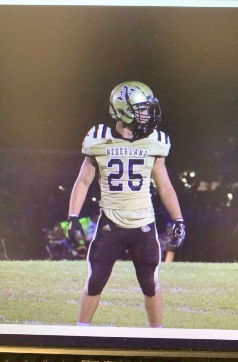 BeckJaice's tweet photo. Some of the best memories made with my guys @Nederland_FB and the best 4 years of my life🦍🦍 https://t.co/0SFK5G5vGN