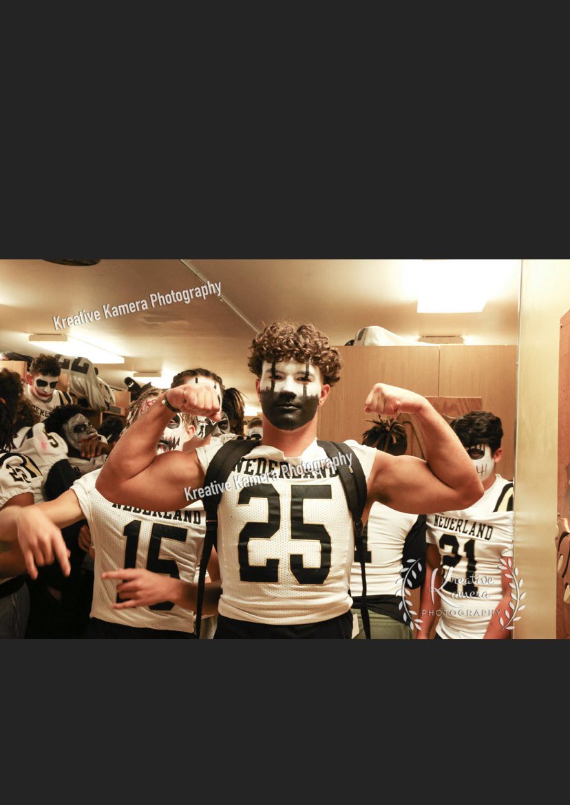 BeckJaice's tweet photo. Some of the best memories made with my guys @Nederland_FB and the best 4 years of my life🦍🦍 https://t.co/0SFK5G5vGN