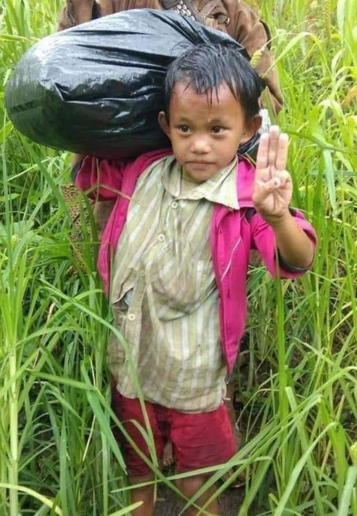 Htetlyanwin9's tweet photo. စစ်ဘေးရှောင် ကလေးငယ်မှာ အကြမ်းဖက်စစ်အာဏာရှင်ကို မိုးထဲရေးထဲမှာ တော်လှန်နေပုံ ။

အရေးတော်ပုံ မုချအောင်ရမည်။

People's Defence Force Myanmar
Nov.7.11.2021 https://t.co/Q9CSICZQuS