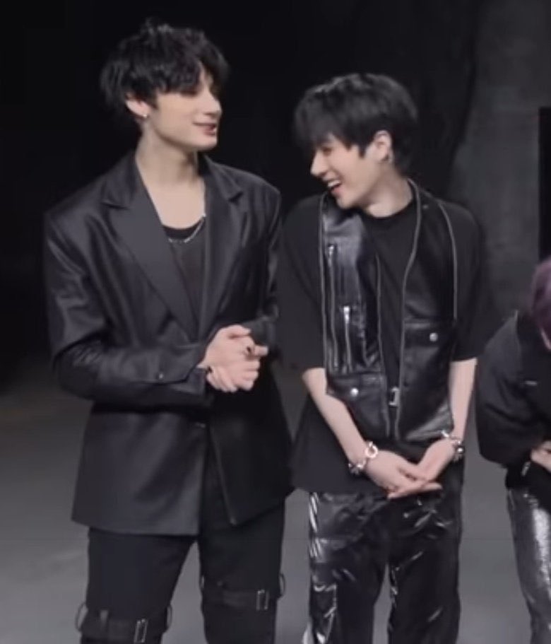 THEIR SIZE DIFFERENCE ??? I’M GONNA LOSE MY MIND