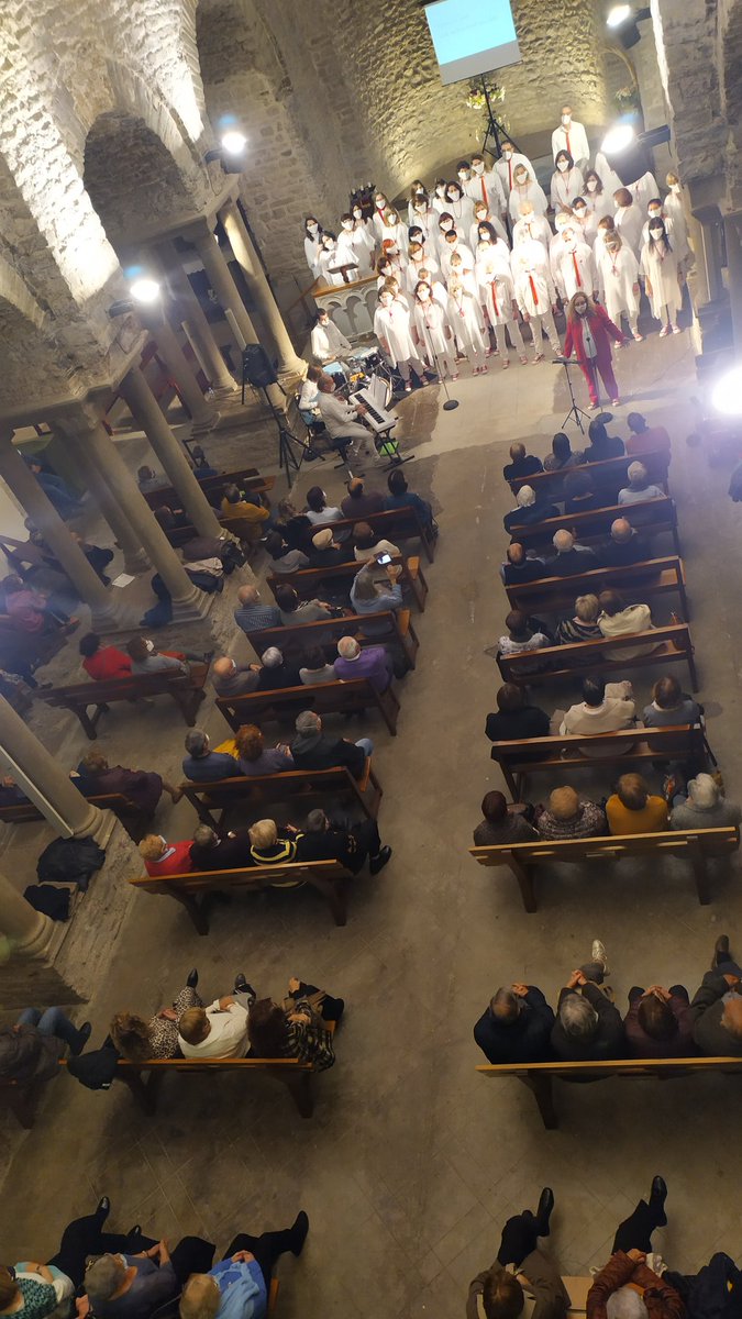 Actuació del <a href="/CorCarlitGospel/">Cor Carlit Gospel</a> al Monestir de Santa Maria d'Amer. 
#FestesAniversari
#Amer
#1072anys