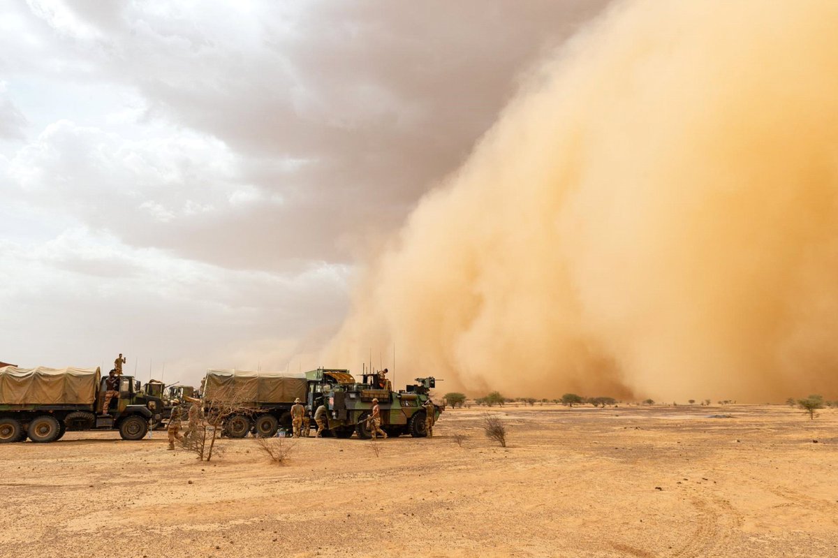 Rien n’arrête Barkhane, sauf la nature parfois 🌍
 
#Barkhane #Ensemble #Mali

<a href="/EtatMajorFR/">Armée française - Opérations militaires</a> @armeedeterre