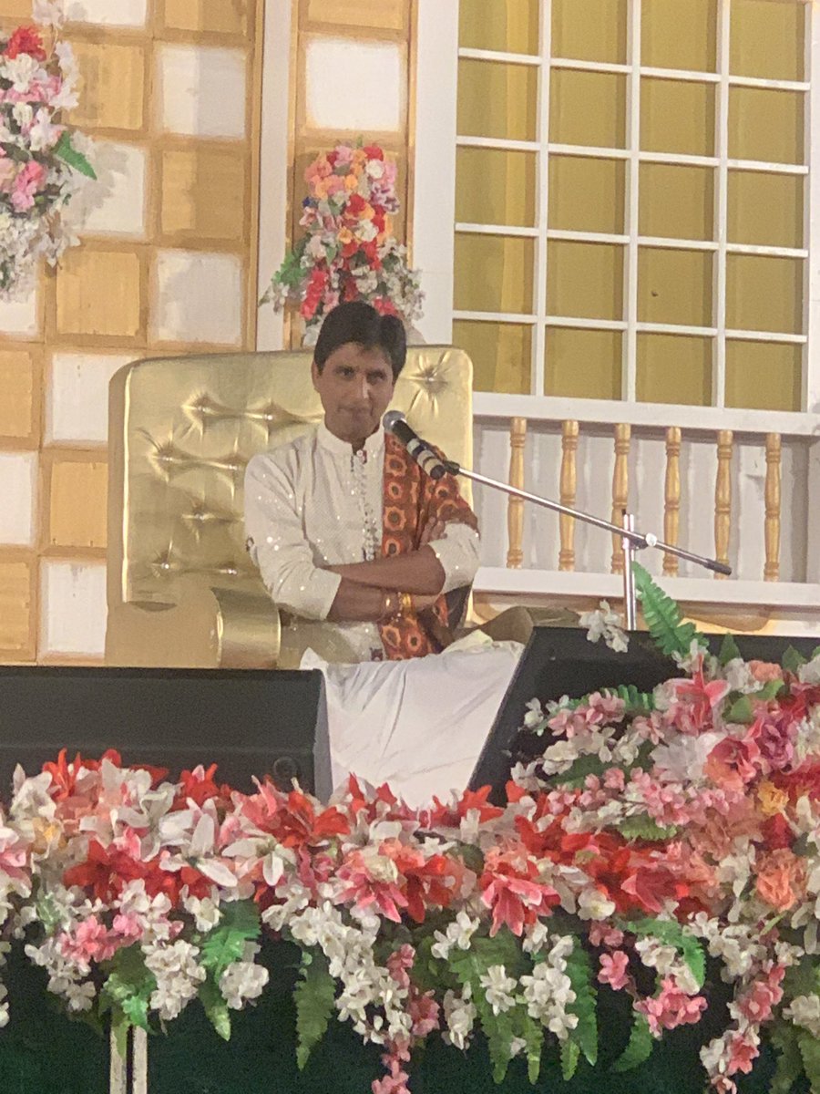 GitikaPandey's tweet image. आज सूर्यनगरी राममय हुई... मानवता की खुली आँख के सबसे सुंदर सपने राम ... कुमार विश्वास जी ने जब सुर साधा तब साधना हो गयी ... आभार मनीष जी ... 🙏🙏🌺💐