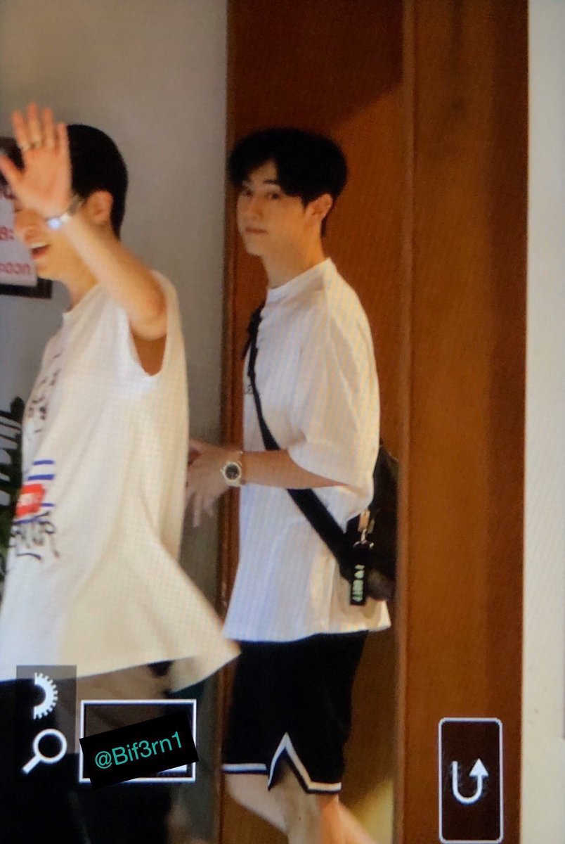 มาร์คต้วนลุคนี้คือที่สุดในโลกแล้ว 😭😭 ไม่มีอะไรมาลบล้างได้ เสื้อขาวเกงสั้น กับแจ้มโอ้นๆของคุณเขา ลาก่อย หล่อชหอหเอ้ย

#marktuan <a href="/marktuan/">Mark Tuan</a>