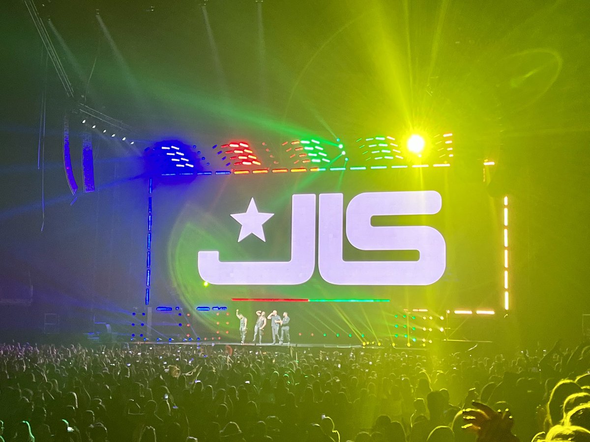 fxckgymnasts's tweet photo. still can’t get over Friday😭

best time ever seeing them back on stage🥺

💙❤️💚💛 https://t.co/jgfxI6cbrW