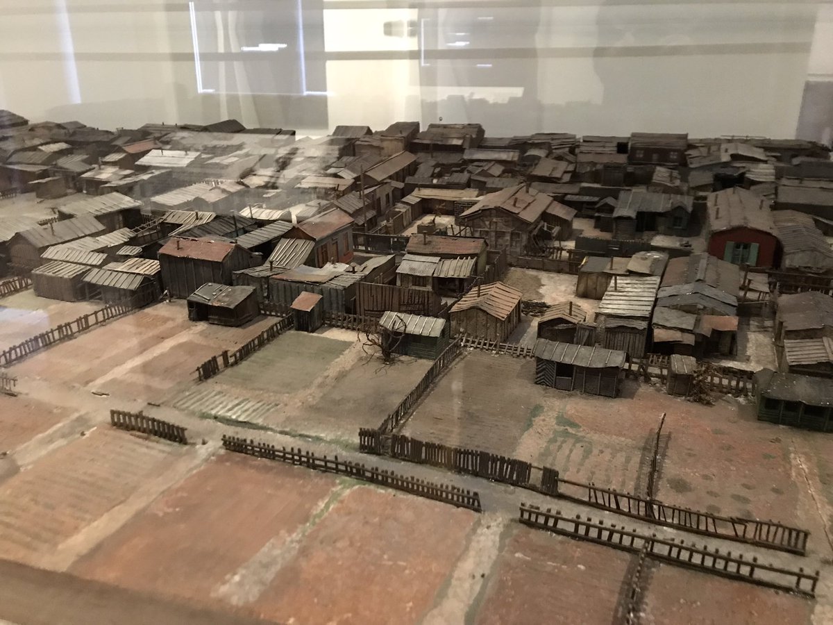 louvrepourtous's tweet photo. Une salle du @museecarnavalet présente des maquettes du vieux #Paris créées pour mémoire : une extraordinaire de la Zone avec ses bidonvilles, et plusieurs réalisées avant 1920 par Gaston Renault, artiste topographe qui deviendra le premier conservateur du musée des @Plansreliefs https://t.co/PW2NPxA6Fq