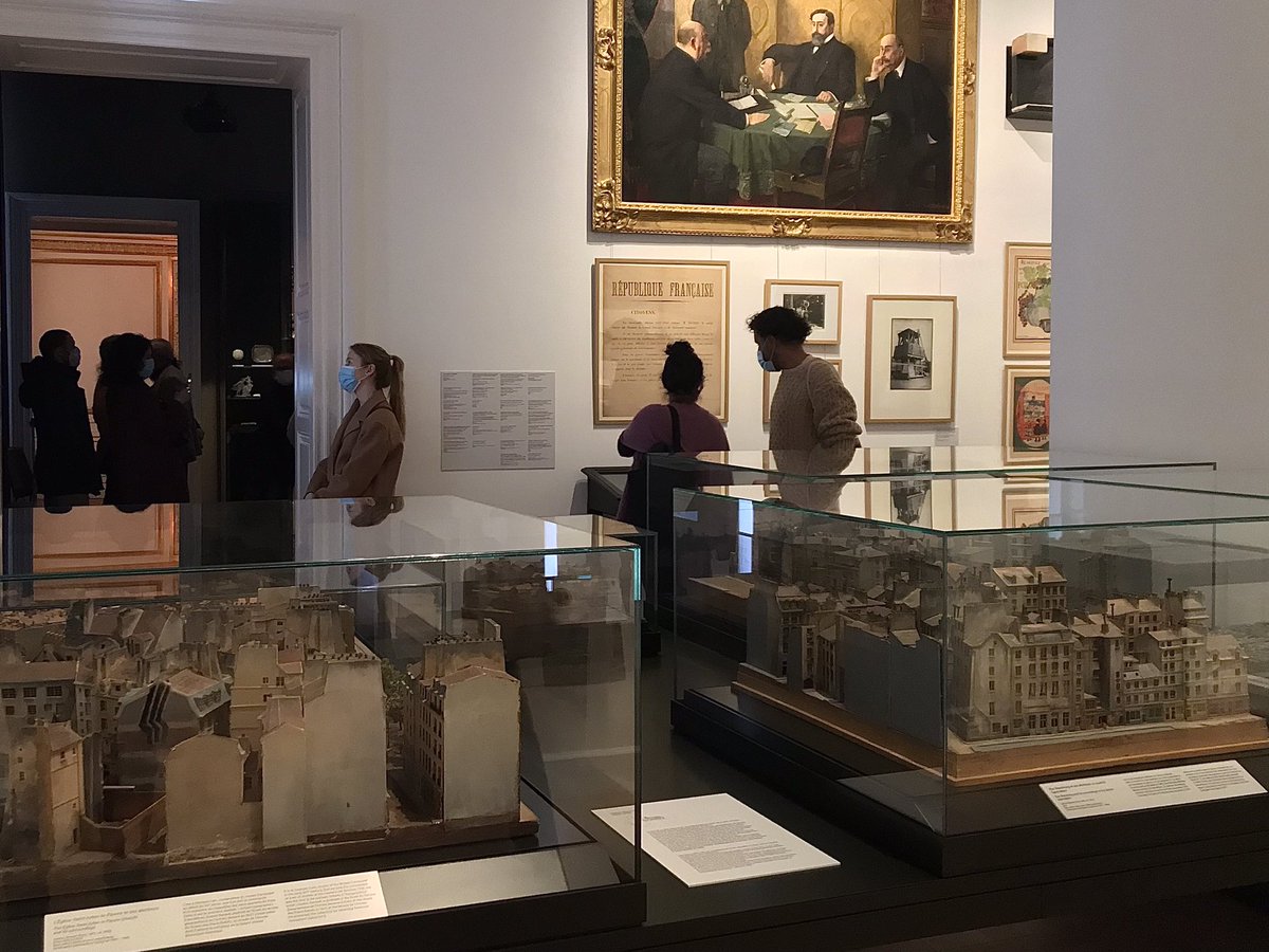 louvrepourtous's tweet photo. Une salle du @museecarnavalet présente des maquettes du vieux #Paris créées pour mémoire : une extraordinaire de la Zone avec ses bidonvilles, et plusieurs réalisées avant 1920 par Gaston Renault, artiste topographe qui deviendra le premier conservateur du musée des @Plansreliefs https://t.co/PW2NPxA6Fq