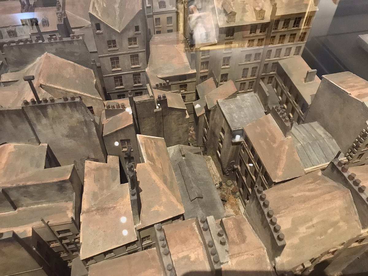 louvrepourtous's tweet photo. Une salle du @museecarnavalet présente des maquettes du vieux #Paris créées pour mémoire : une extraordinaire de la Zone avec ses bidonvilles, et plusieurs réalisées avant 1920 par Gaston Renault, artiste topographe qui deviendra le premier conservateur du musée des @Plansreliefs https://t.co/PW2NPxA6Fq