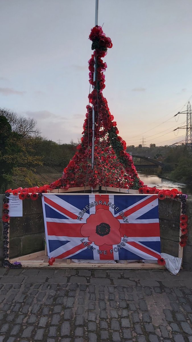MrsKBrunsden's tweet photo. This is our #Stoneclough #poppy waterfall display on #Ringley bridge, created by our community. 4000 poppies have been painted & attached; the result is breathtaking.
A shame that our band was not able to play as planned, due to heavy rain.πΊ @TheBoltonNews #RemembranceDay2021 https://t.co/sfTD0tjkG8