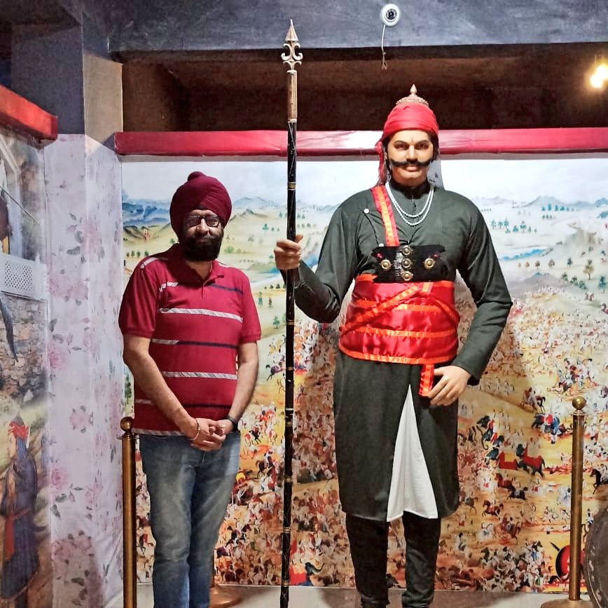 ATdsingh's tweet photo. Yeah it is wax statue but still I am humbled that is the aura of Maharana Pratap Singh Ji 🙏🙏🙏
#NewProfilePic #PhotoOfTheDay #photographer #RedTurban https://t.co/w2AuIiNNgX
