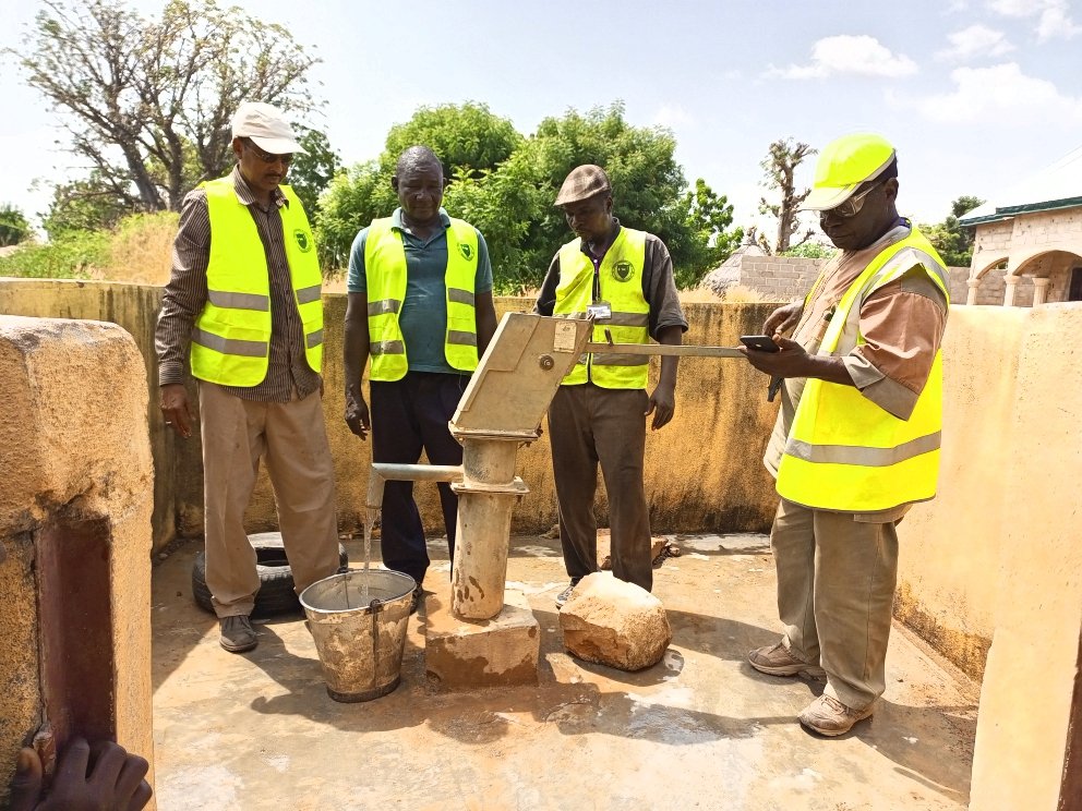 TairouAlioum's tweet photo. 🛑 Infrastructures Communale : 

Réhabilitation des #forages à Wafango, Nassarao, Wantoumi, Poukloukou et Taskasko ce 7 novembre par les artisans réparateurs de la #Commune d'arrondissement de Garoua 2 en présence des responsables de la Commune. 
#Feicom
#Cameroun 
#MINDEVELL https://t.co/DhF4RmGN9M