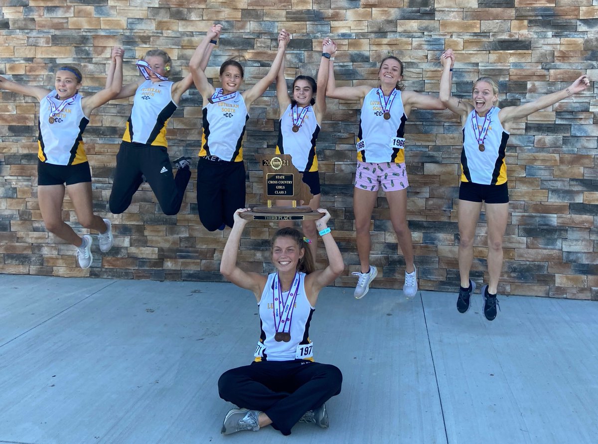 LHSSSTL's tweet photo. The girls cross country team took third at State! Reese Schelp came in 22nd landing her a spot on the podium.
On the boys' side, Adam Snoke took fourth with Andrew Snoke right behind him in fifth. Congratulations to the coaches for an amazing season, leading both teams to state. https://t.co/mzgPFFFZPt