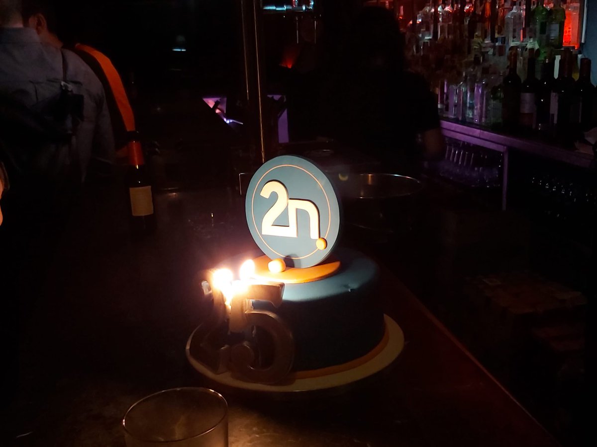 Hoy @la2noticias_tve cumpliría 27 años. Suspendieron su emisión hace año y medio, y reclama una fecha de vuelta. #QueVuelvaLa2n