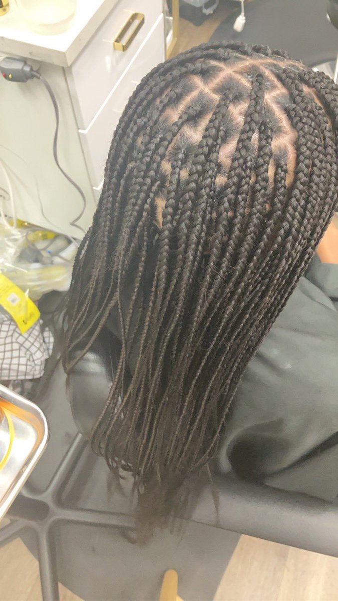 AcinaArtist's tweet photo. Day 2 was reserved for assisting with a braid down on these amazing box braids. Parts &amp; braid ons not by me though. 

Ask for Shanna or Acina if you want to book with us for braids! https://t.co/kEbwSKJkcc