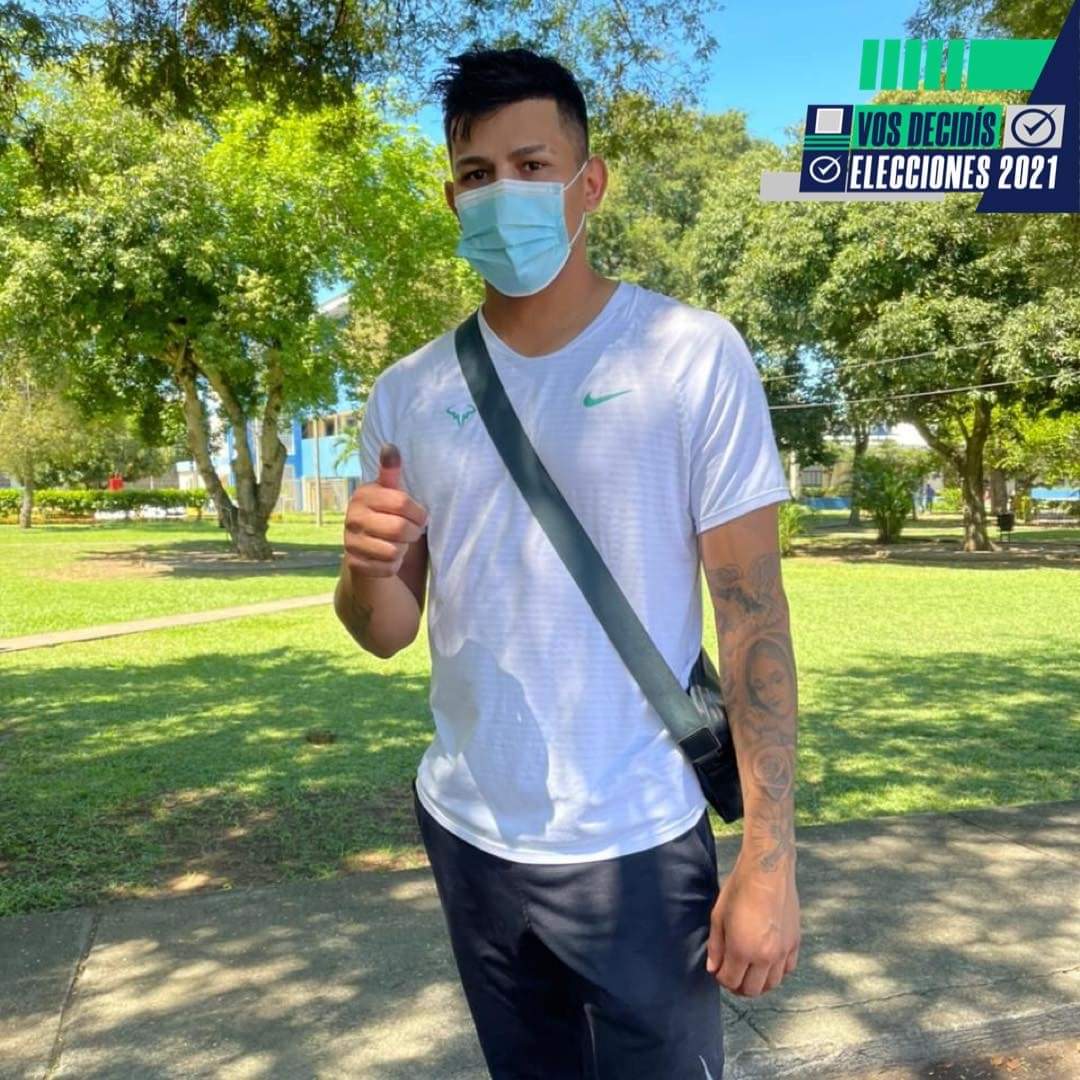 #VosDecidís2021
✅ El Big Leaguer Nicaragüense⚾️ Jonathan Loaisiga ejerció su derecho al voto 🗳 con tranquilidad, paz y armonía, en esta festividad cívica que vive Nicaragua.
#EleccionesSoberanas2021 #TodosJuntosVamosAdelante
#UnidosEnVictorias