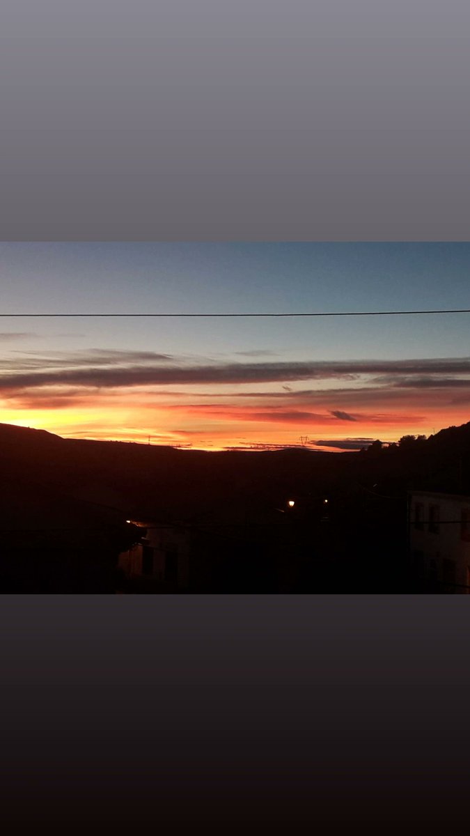 NatuFerana's tweet photo. Precioso atardecer el del día de hoy que nos mandan desde Villanueva de Arriba, gracias 🙂

#natuferana #atardecer #atardeceres #atardeceresporelmundo #atardeceresmagicos #buenasnoches #feliznoche #noches #cielo #cielosbonitos #nubes #sol #colores #villanuevadearriba https://t.co/YuKin9cvi1