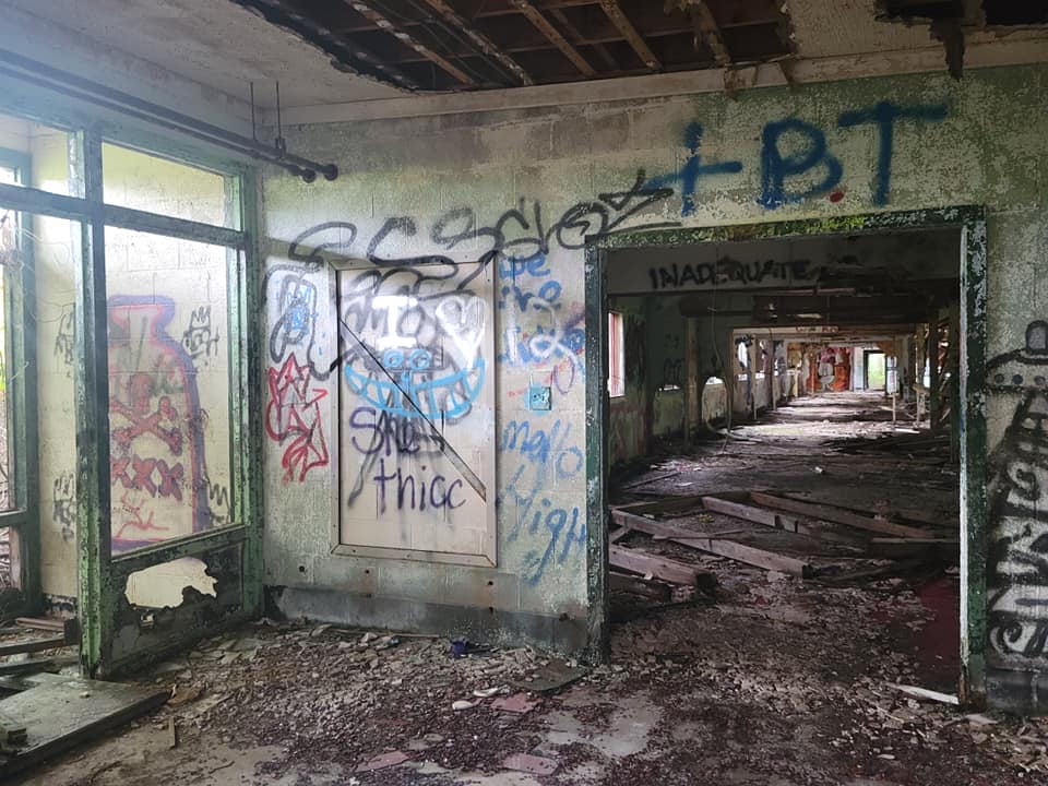 kitten_hex's tweet photo. my other hobby besides nudes #urbex #abandoned https://t.co/vuiScOTQpa