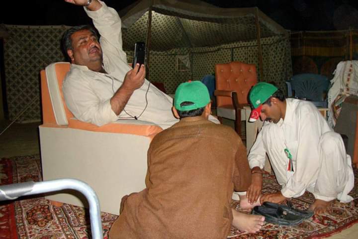 Sitting MPA of #PPP killer of @UmeRubabchandio family Strongest feudal lord of Sindh Sardar Chandio
Curse on such kind of feudal lords.

#SindhRejectsFeudalism @CynthiaDRitchie