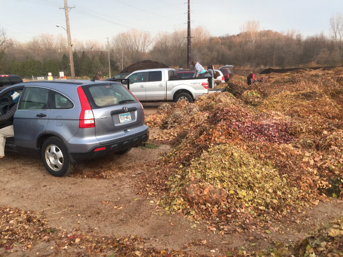 PBWeiss's tweet image. If you want to bring leaves to SE Rochester compost site, hurry.  It was already packed around sunrise.  One guy said traffic was backed up several blocks long Saturday afternoon.