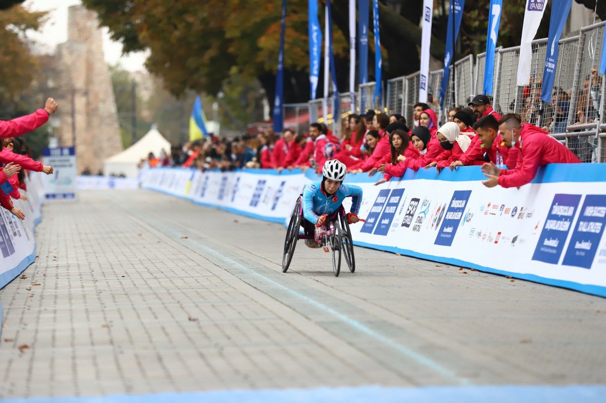 43.  #İstanbulMaratonu'na Bağcılar damgasını vurduk🙌 

42 km'lik tekerlekli sandalye kategorisinde erkeklerde Birol Kamar birinci, Muhammed Safa Bakan ikinci, <a href="/omercantay/">ömer cantay</a> ise üçüncü oldu. Kadınlarda ise <a href="/hamidekurt1/">Hamide Doğangün</a> ilk sırayı, <a href="/ZSupurgecii/">zübeyde süpürgeci</a> ikinci sırayı,+++