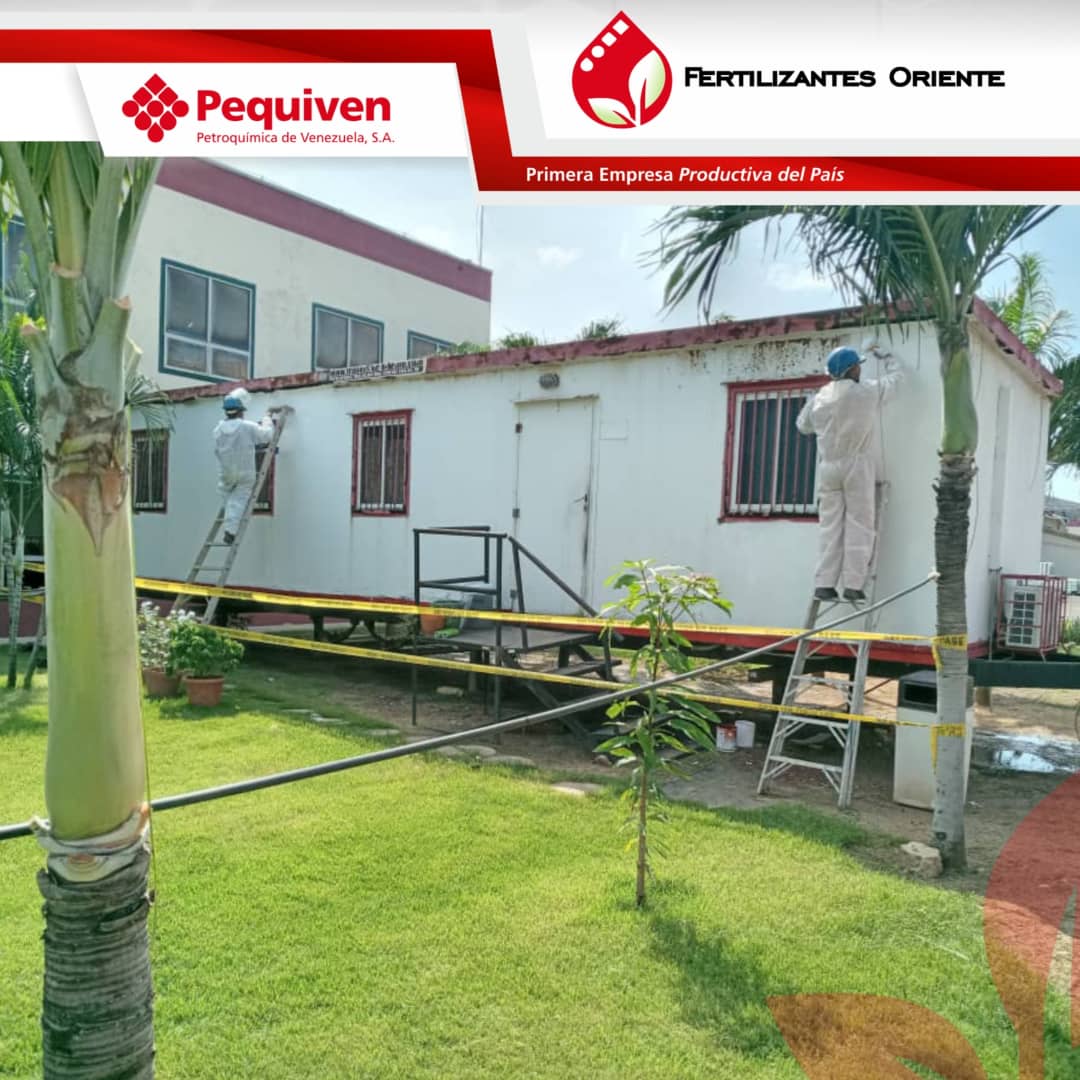 Ferti_Oriente's tweet photo. La Gerencia de Servicios Generales continúa el acondicionamiento y aplicación de pintura en trailers y defensas viales distribuidos en distintos espacios de Planta Fertilizantes Oriente. @TellecheaRuiz https://t.co/QvFTfHZk5O