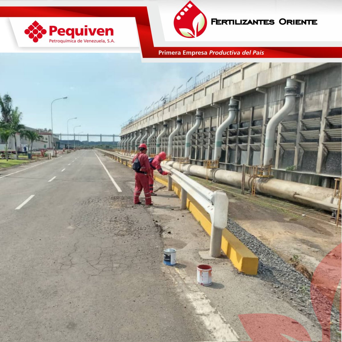 Ferti_Oriente's tweet photo. La Gerencia de Servicios Generales continúa el acondicionamiento y aplicación de pintura en trailers y defensas viales distribuidos en distintos espacios de Planta Fertilizantes Oriente. @TellecheaRuiz https://t.co/QvFTfHZk5O