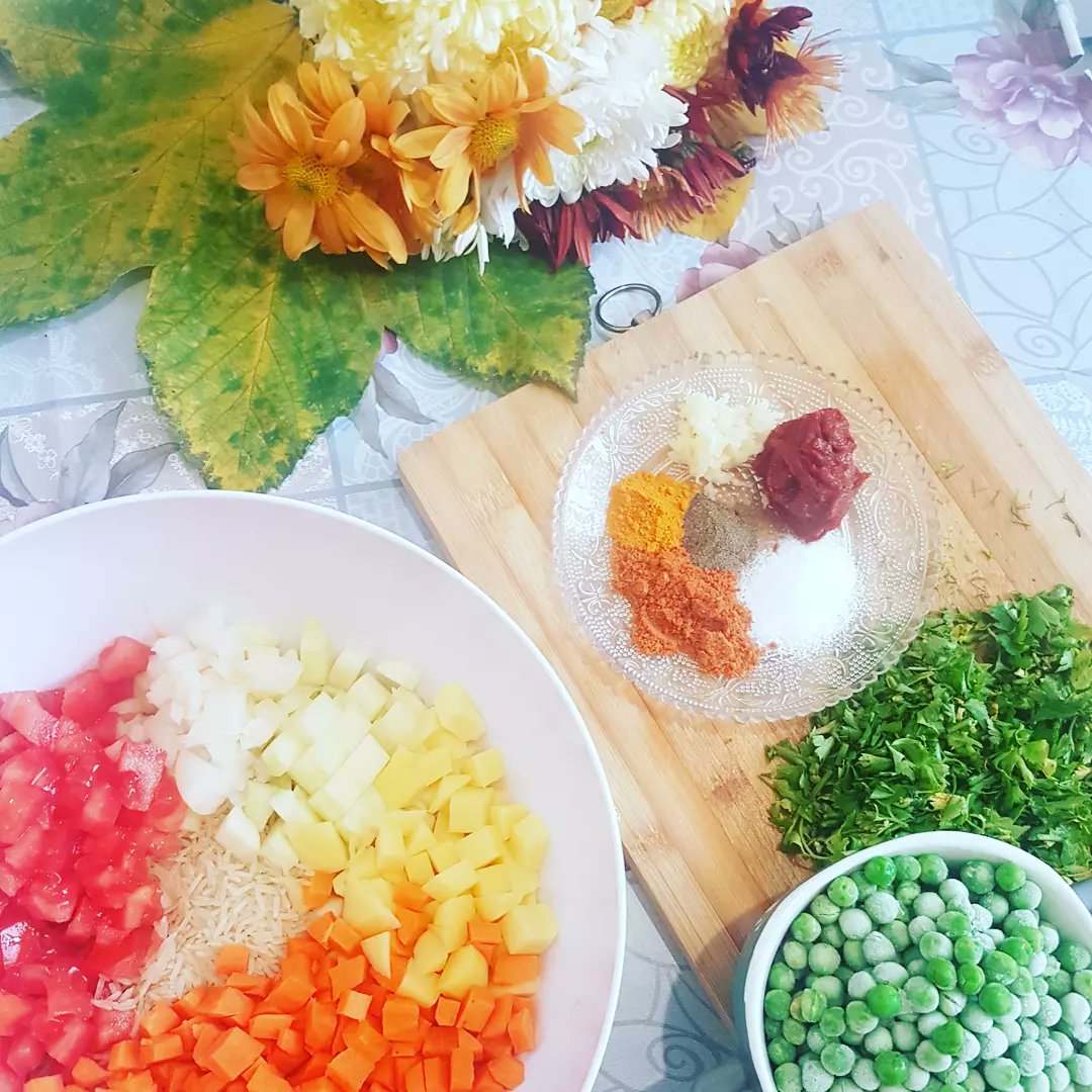 HandmadebyRamIs's tweet photo. #trynewrecipeday 
🌻Steamed basmati rice with veggies&amp; grilled lamb organs 
 #foodtherapy #foodforthesoul #lunchspecials  #kitchenaddict #feedyoursoull  #tasty  #autumnvibes #chefathome #loveautumn #riceandpeas #fallvibes  #internationalcuisine 
#steamcooking #grill #healthyfood https://t.co/9qBftF4qu8