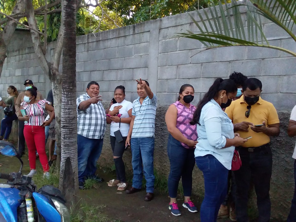 el19digital's tweet photo. #UnidosEnVictorias 

Chinandeganos participan en la apertura de los centros de votación de esta localidad, para ejercer su derecho al voto este domingo 07 de noviembre. https://t.co/G9cDueQBEh