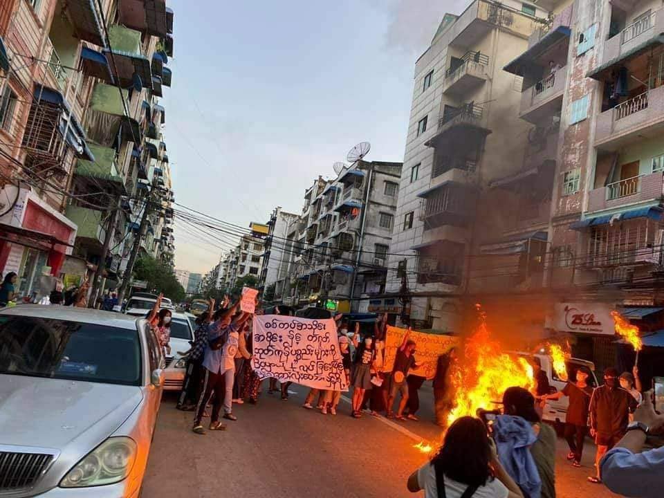 IrrawaddyNews's tweet photo. Pro-democracy protesters in Yangon took to the streets Sunday evening to protest against Myanmar's military regime. The protesters also called for a boycott of the military-linked products and services. 
(Photo: KMY_INFO) https://t.co/5taiiGwoxO