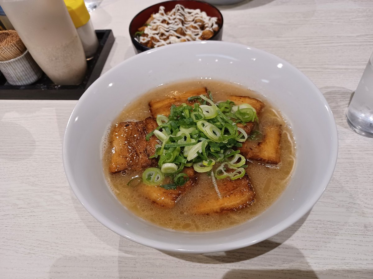 812gts_'s tweet photo. 福岡で一番おいしいラーメン屋 https://t.co/nDWIABUsLS