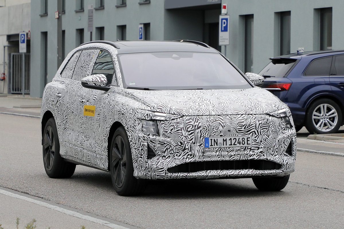 auto_de's tweet photo. Der Audi Q5 e-tron - hier bei Testfahrten in Deutschland - ist nicht der Nachfolger des Audi e-tron, sondern eine längere, geräumigere Version des Q4 e-tron, der im April 2021 auf den Markt kommt, ähnlich wie der VW ID.6.  #Audietron #AudiQ4eTron

https://t.co/qrA19aod4P https://t.co/K2ffOD3Iy9