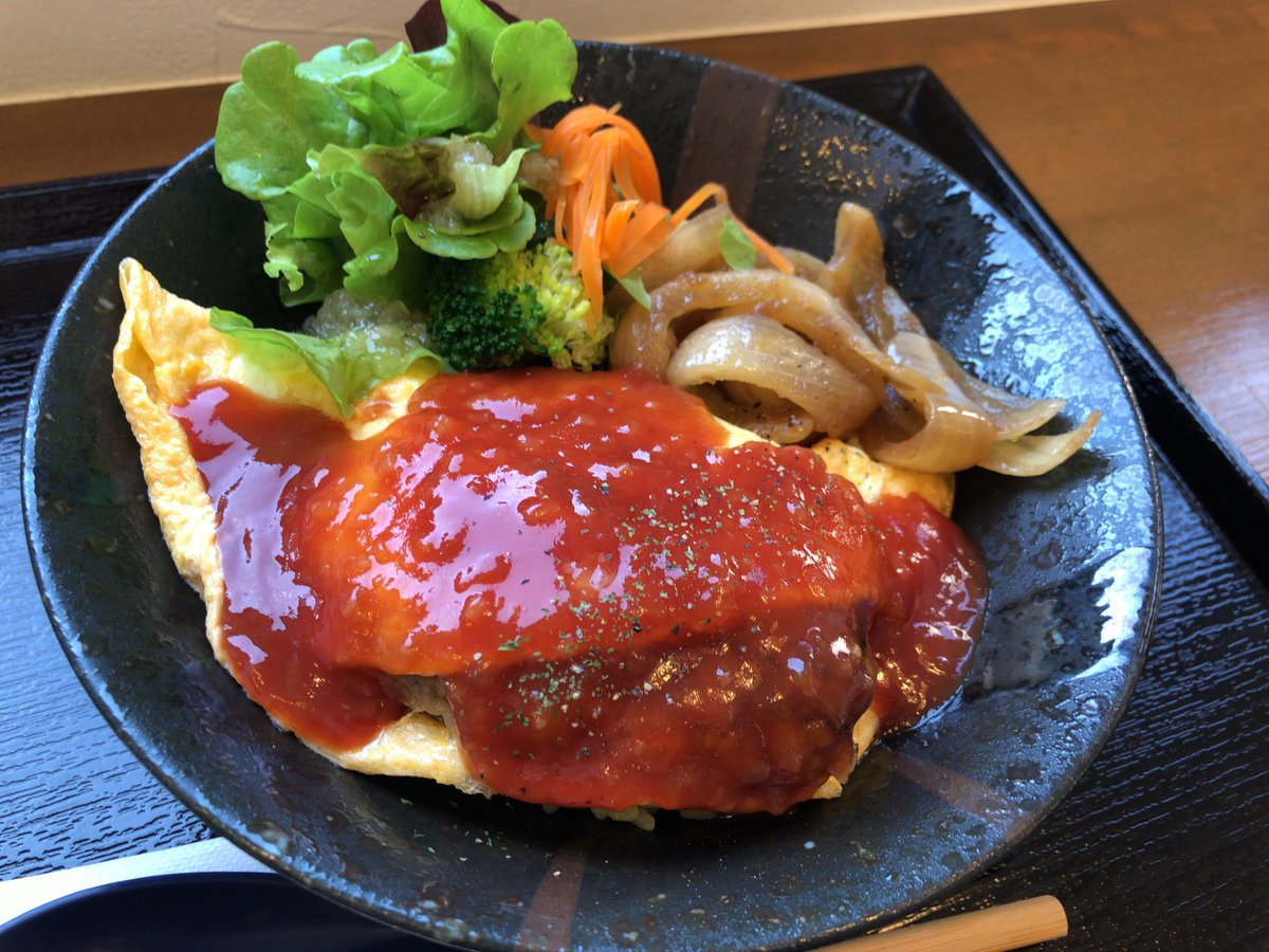 perosan1014's tweet photo. 福田町駅近くの田子にあるカフェ
カフェコッコに🐔日替わりプレートを目的に行ったのに魅力的なオムバーグ丼を注文✨
ハンバーグがおそらく鶏肉使用してるからかふわふわで美味しいー❤️1人でも行きやすい感じで鶏も観察して帰宅😂 https://t.co/UhUJLZdRkw