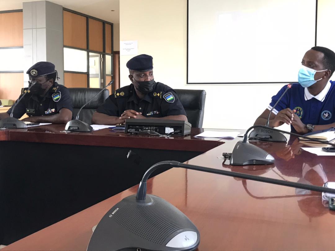 NyarugengeV's tweet photo. Asoza inama Umuyobozi ushinzwe guhuza ibikorwa bya @Rwandapolice n'abaturage @Nyarugenge #DPCEO IP M.Shadrack:Murashoboye kandi murashobotse,kdi akazi mukora turagashima,mu mpera z'umwaka hakunda kugaragara ibyaha aho dutuye,dutangire amakuru kugihe Abanyaπ·πΌ bazasoze umwaka neza. https://t.co/lSbb9og01f