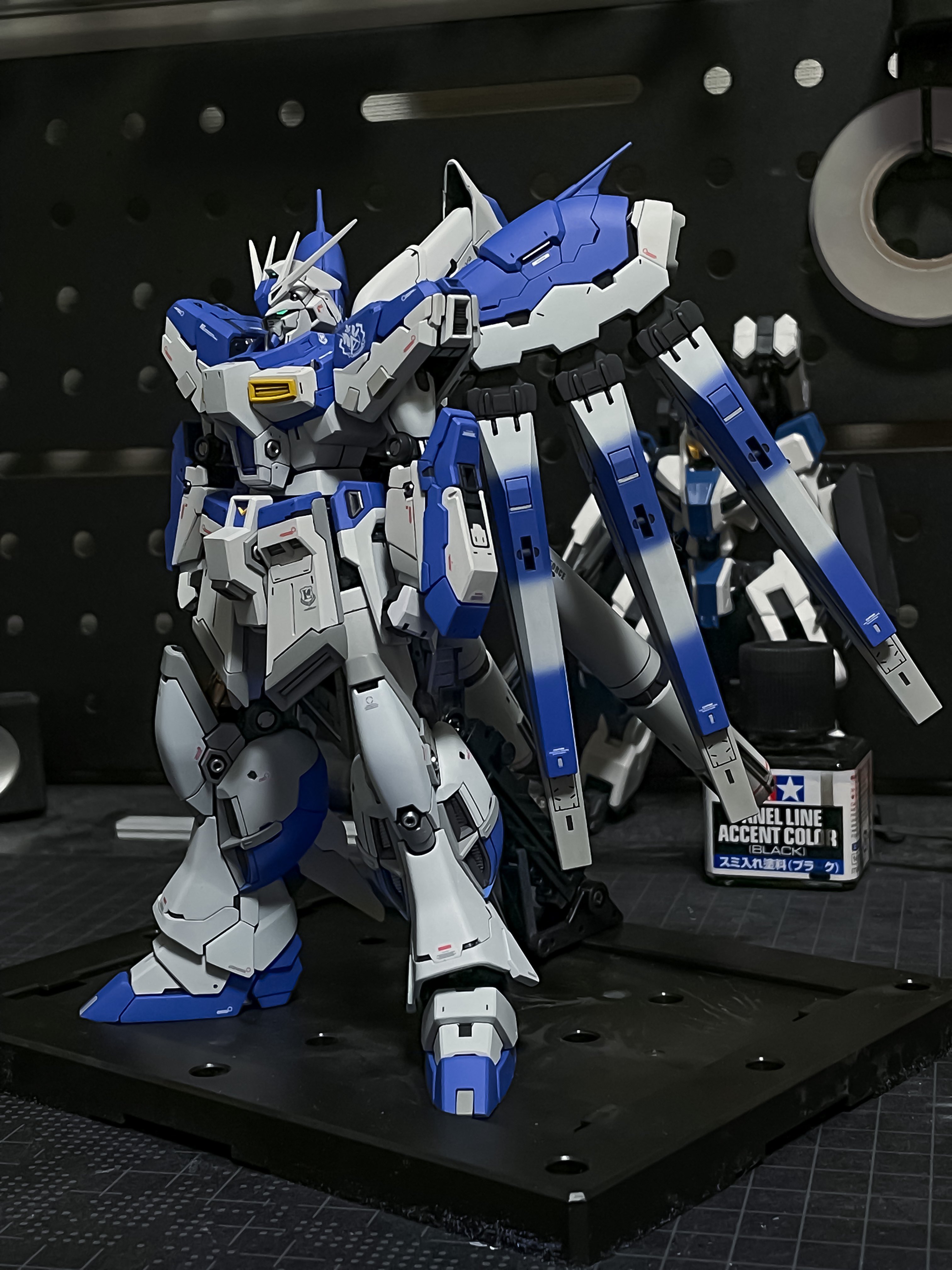 تويتر スティーブン على تويتر Rt Ffee 96 Hi Nガンダム進捗 股間の連邦マークの塗り忘れを修正と フィンファンネルが付きました 久々のグラデ難しかったです W プロペラントタンクを軸に自立出来ますが タンクは地面に設置させずに飾りたいので