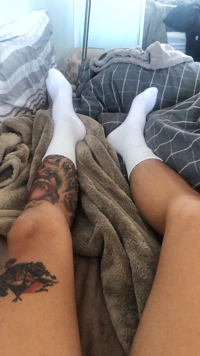 想看我穿黑袜还是白袜？
Black or white socks?