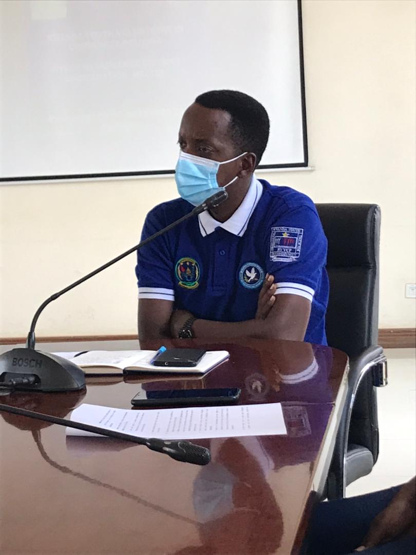 NyarugengeV's tweet photo. Asoza inama Umuyobozi ushinzwe guhuza ibikorwa bya @Rwandapolice n'abaturage @Nyarugenge #DPCEO IP M.Shadrack:Murashoboye kandi murashobotse,kdi akazi mukora turagashima,mu mpera z'umwaka hakunda kugaragara ibyaha aho dutuye,dutangire amakuru kugihe Abanyaπ·πΌ bazasoze umwaka neza. https://t.co/lSbb9og01f