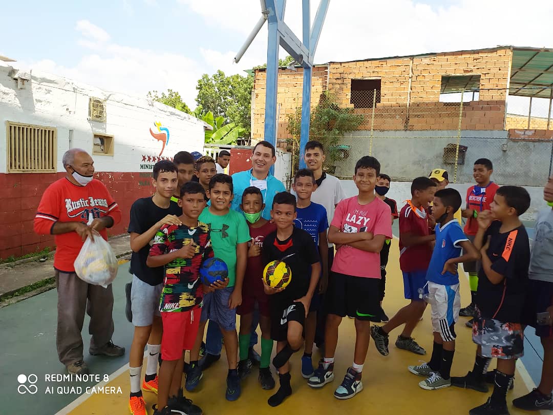 Jhonny326Lara's tweet photo. Todos enfocados en una Venezuela Libre y Rica de Verdad.
David Medina, Mario Canda, José y Alex, son ejemplo de que juntos podemos lograr muchas cosas en beneficio de todos, hasta transformar a nuestra Nación en una Tierra Llena de Gracia.
 #Vinculate con @asociudadanasvv https://t.co/LEueXvRLJs
