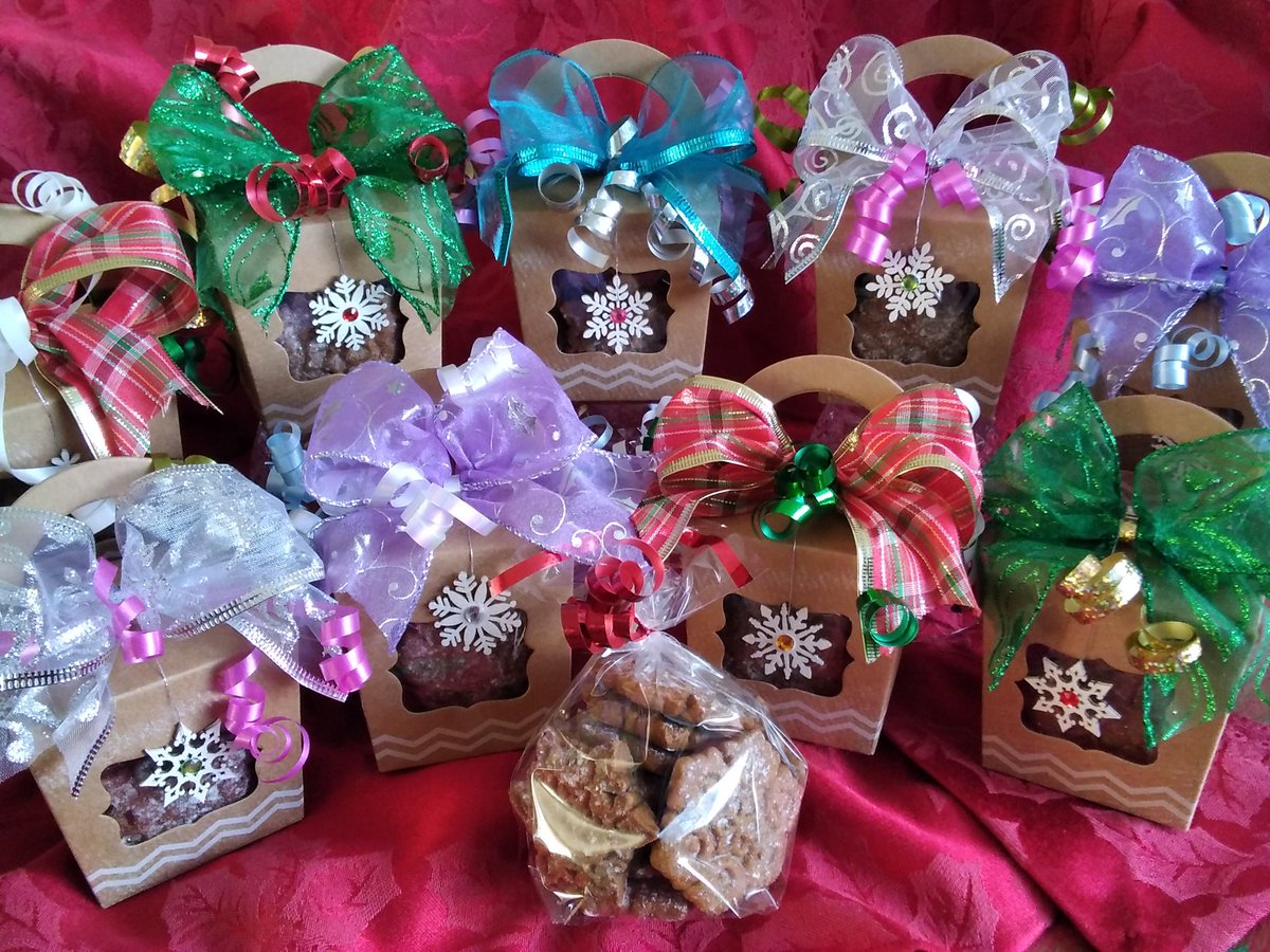 ShockedCookies's tweet photo. Beautiful little gingerbread gift boxes!  10 plain embossed snowflake cookies sprinkled with festive glitter powder - perfect for sharing with a Christmas cuppa! #shellshockedcookies #gingerbread #xmascookies #kelhamisland @SheffMuseums #Sheffieldissuper https://t.co/kWILvAYQOr