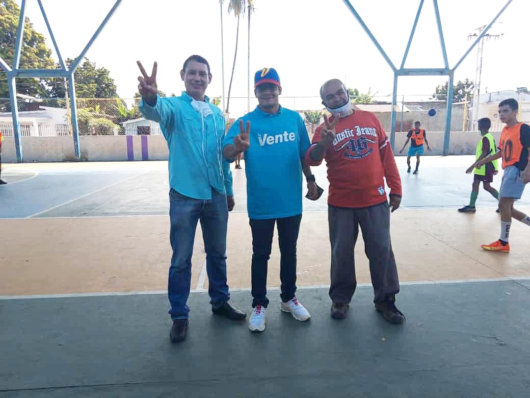 Jhonny326Lara's tweet photo. Todos enfocados en una Venezuela Libre y Rica de Verdad.
David Medina, Mario Canda, José y Alex, son ejemplo de que juntos podemos lograr muchas cosas en beneficio de todos, hasta transformar a nuestra Nación en una Tierra Llena de Gracia.
 #Vinculate con @asociudadanasvv https://t.co/LEueXvRLJs