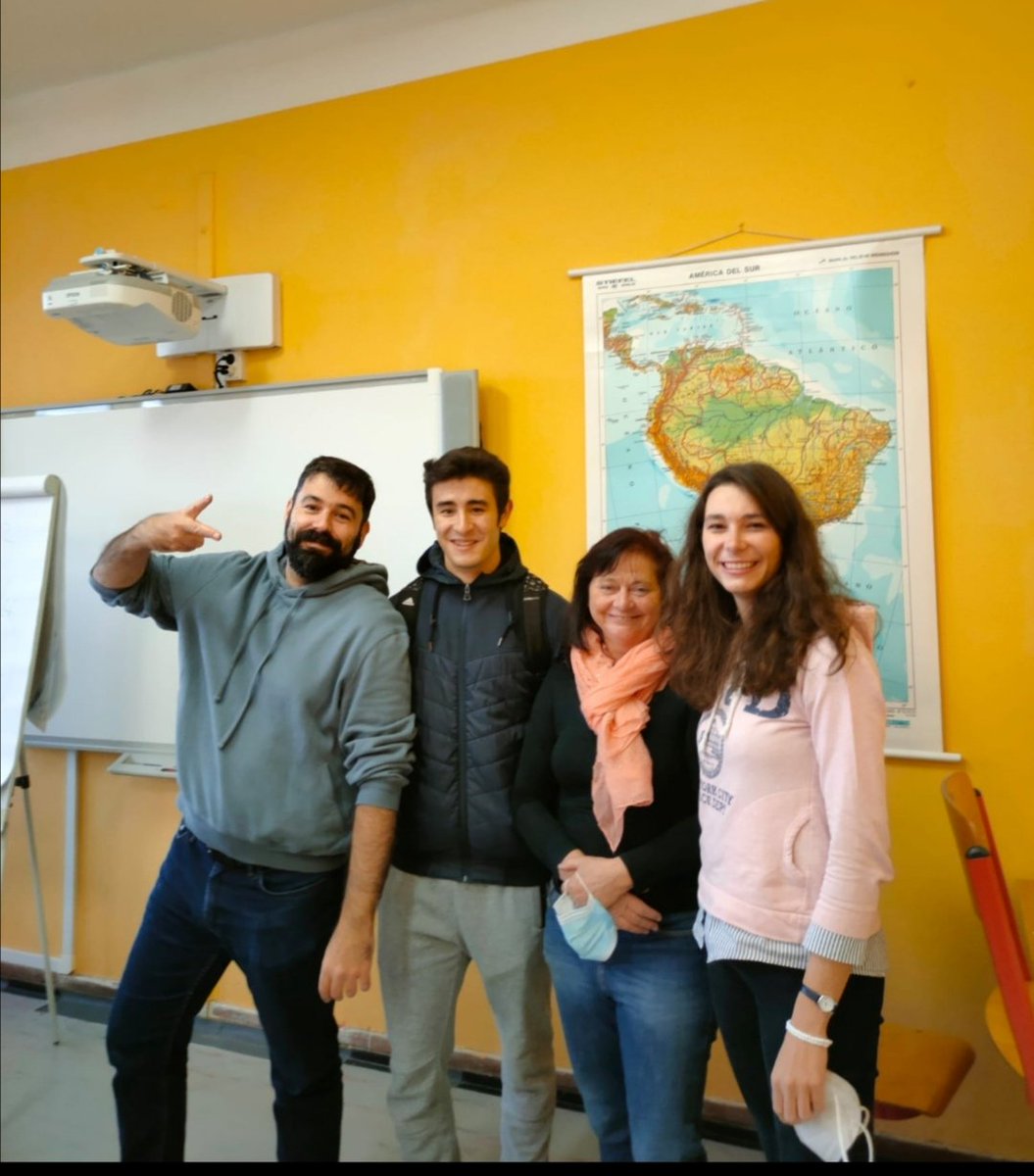 lunalmarza's tweet photo. Llegó a su fin la movilididad #KA103 de Adrián del @IESMonteCastelo #44anosdensinoMC en el #PRIPO de #praha10. Hasta pronto Santi Irena y Susana. Enriqueciendo vidas y abriendo mentes gracias @sepiegob https://t.co/M88V82j6NS
