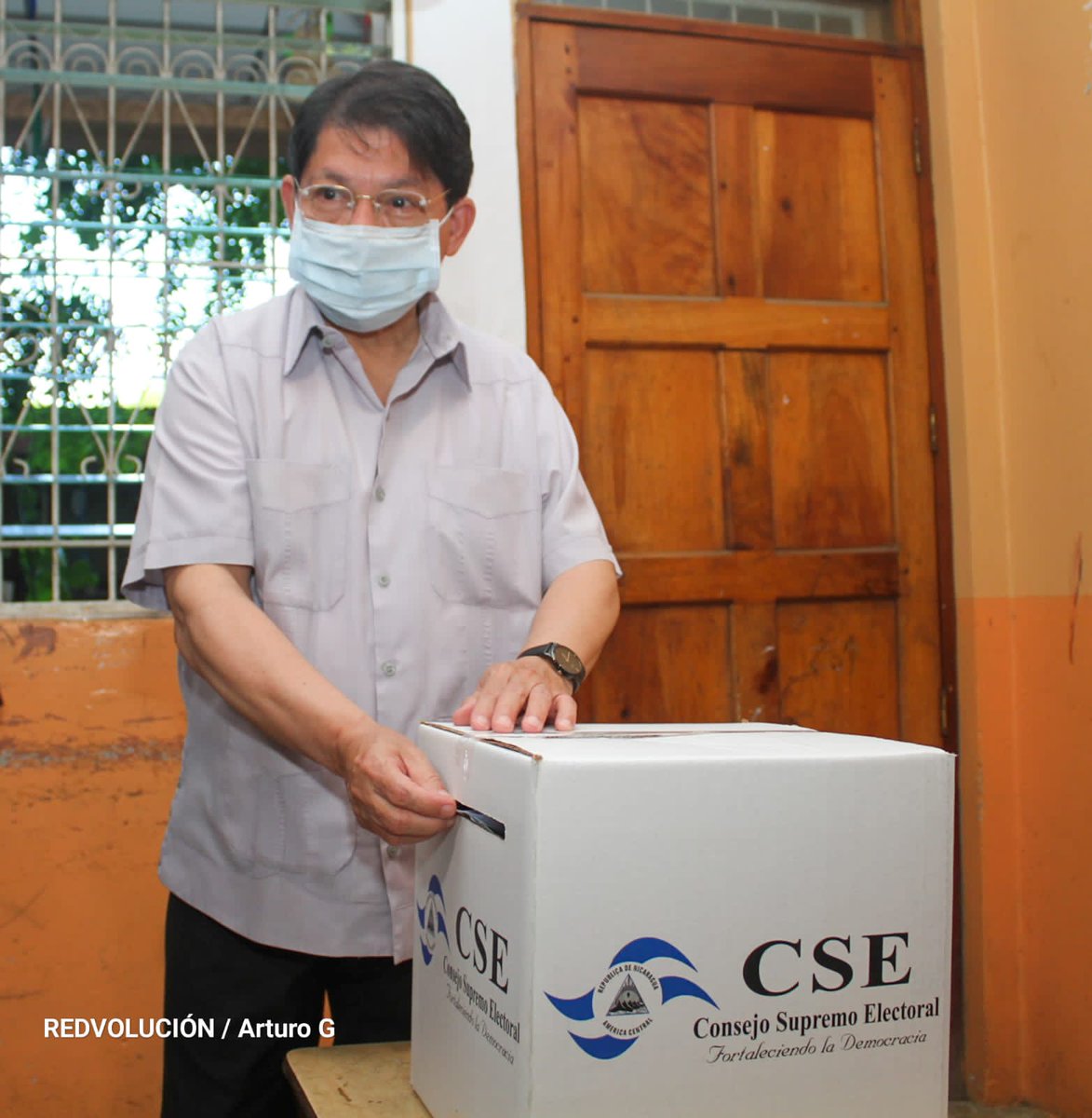 Canciller de Nicaragua Denis Moncada colindres ejerce su derecho al voto en las elecciones presidenciales 2021

#EleccionesSoberanas2021 
#Nicaragua 
#TodosJuntosVamosAdelante