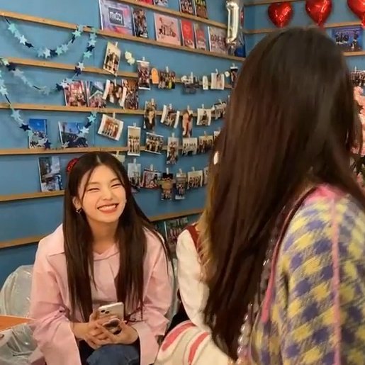 MIDCYS's tweet photo. yeji's fond smile though while looking at yuna 💔 https://t.co/1by5u41BkU