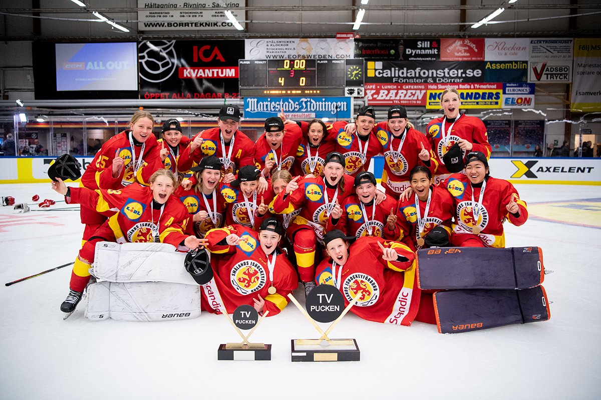 swehockeyse's tweet photo. Småland mästare igen!
Grattis till de här fantastiska tjejerna, som försvarade sin titel från ifjol i och med 4-0-segern mot Dalarna i finalen av TV-pucken 2021.
Läs mer här: https://t.co/xQ3LPnkMjV 
#tvpucken https://t.co/z9QwMG0en4